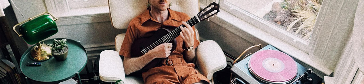 Ein Mensch hört eine Spotify Playlist von Radio Six String